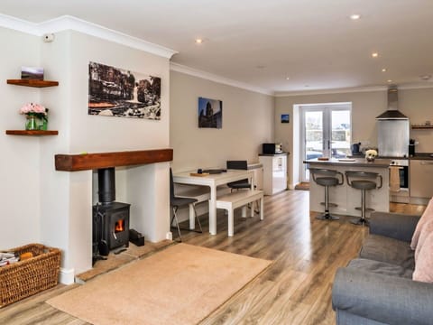 Shade, Mountain Range, Outdoor Structure, Eco Hotel, Deck, Outdoor Furniture, Garden, Chair, Landscaping, Hardwood