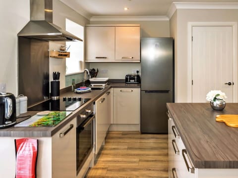 Shade, Mountain Range, Outdoor Structure, Eco Hotel, Deck, Outdoor Furniture, Garden, Chair, Landscaping, Hardwood