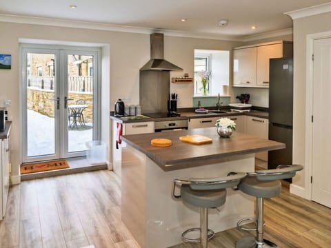 Shade, Mountain Range, Outdoor Structure, Eco Hotel, Deck, Outdoor Furniture, Garden, Chair, Landscaping, Hardwood