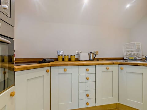 Shade, Mountain Range, Outdoor Structure, Eco Hotel, Deck, Outdoor Furniture, Garden, Chair, Landscaping, Hardwood