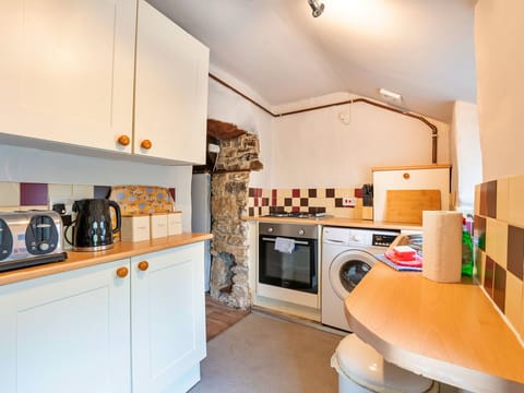 Deck, Shade, Hardwood, Outdoor Furniture, Balcony, Plank, Eco Hotel, Swimming Pool, Wood Flooring, Resort