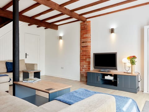 Deck, Shade, Hardwood, Outdoor Furniture, Balcony, Plank, Eco Hotel, Swimming Pool, Wood Flooring, Resort