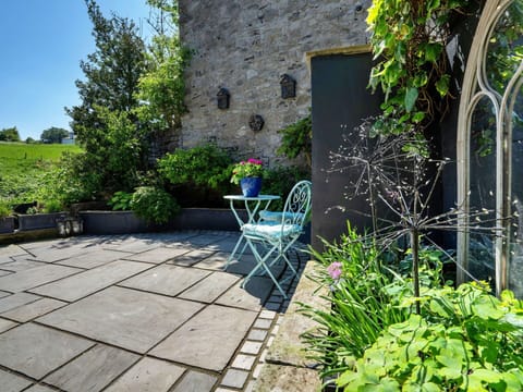 Deck, Shade, Hardwood, Outdoor Furniture, Balcony, Plank, Eco Hotel, Swimming Pool, Wood Flooring, Resort