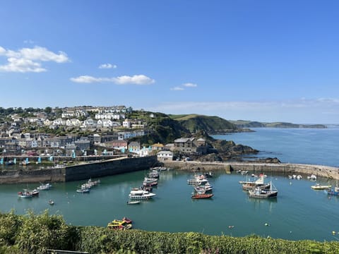 Water, Boat, Body Of Water, Coast, Watercraft, Coastal And Oceanic Landforms, Sea, Boats And Boating--Equipment And Supplies, Shore, Lake