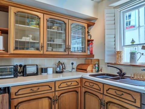 Cabinetry, Wood, Kitchen, Interior Design, Countertop, Furniture, Drawer, Cupboard, Kitchen Appliance, Flooring