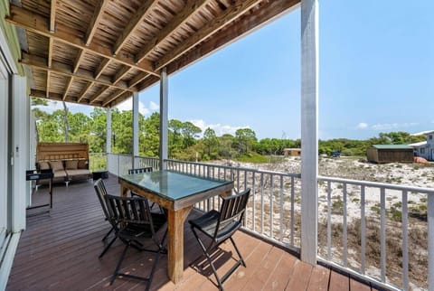 Salty Seashell 1st Level Balcony Outdoor Dining Seats 4