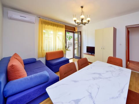 Flooring, Floor, Interior Design, Apartment, Furniture, Couch, Room, Living Room, Ceiling