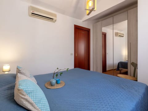 Interior Design, Bed, Furniture, Bedroom, Flooring, Wall, Floor, Wood, Bed Sheet, Room