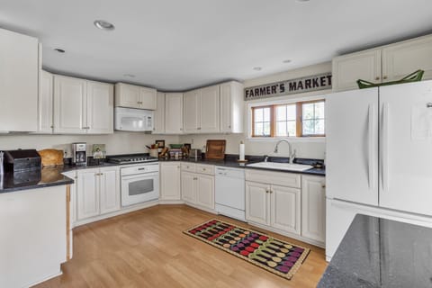 House, 4 Bedrooms | Private kitchen | Fridge, oven, coffee/tea maker, toaster