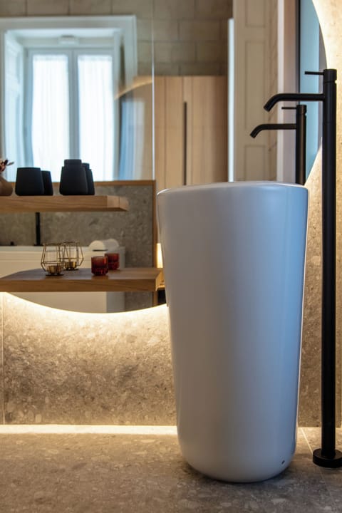 Luxury Double Room, Balcony, Courtyard View | Bathroom | Hair dryer, slippers, towels, soap