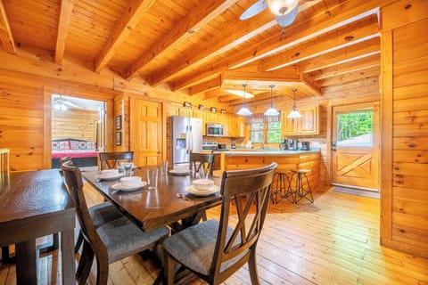 Thatta Way Hideaway's kitchen and dining area