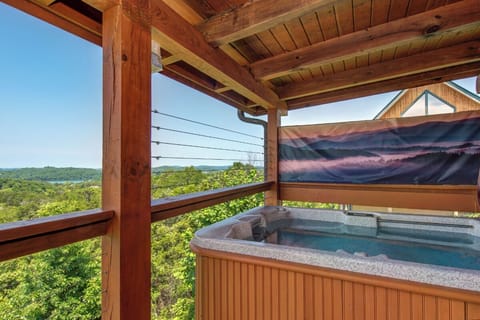 Lakeview Serenity's bubbling hot tub