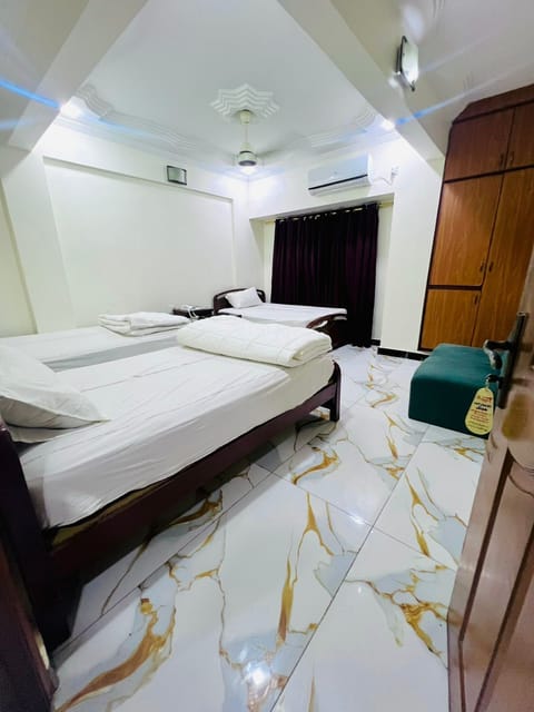 Classic Triple Room | Bathroom | Shower, free toiletries, towels, soap