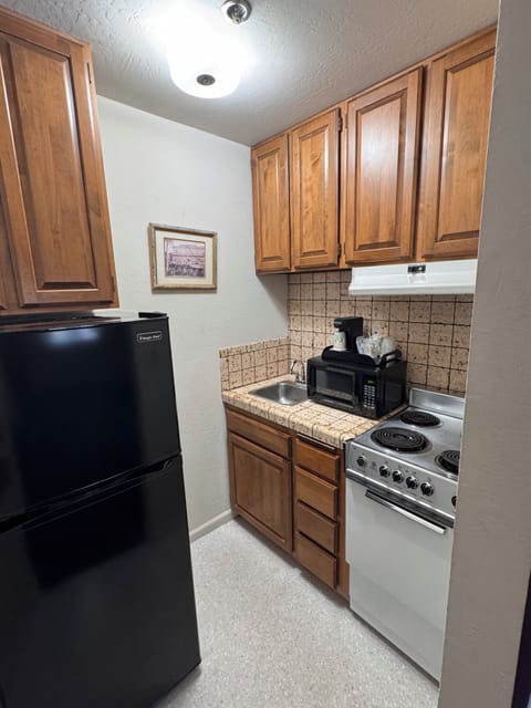 Superior Suite, 1 King Bed, Non Smoking, Kitchenette | Private kitchenette | Fridge, microwave, coffee/tea maker