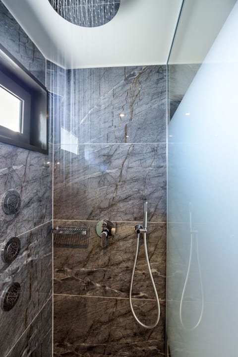 Classic Room | Bathroom | Shower, free toiletries, hair dryer, bathrobes