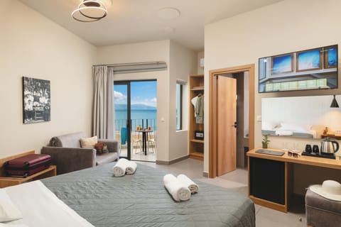 Superior Room | Hypo-allergenic bedding, in-room safe, desk, laptop workspace