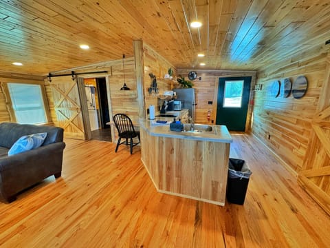 Cottage, 1 Queen Bed, Lake View | Free WiFi, bed sheets