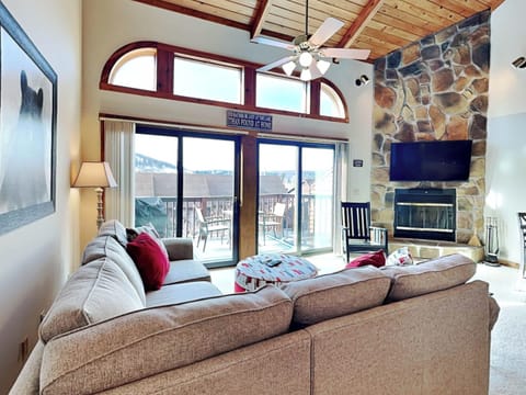 Studio (3 Bedrooms) | Living area | TV, fireplace