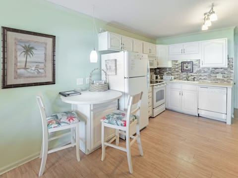 Condo (2 Bedrooms) | Property amenity