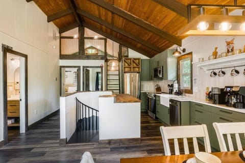 Full Kitchen: Whip up an amazing meal in no time with all the modern appliances.