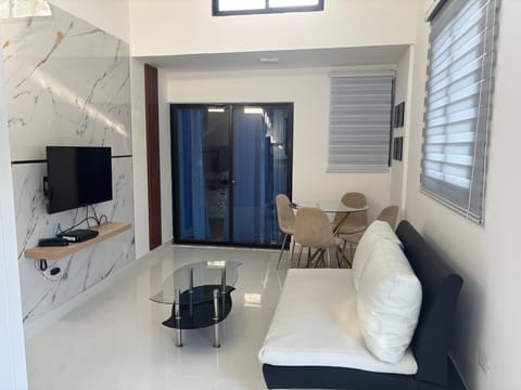Deluxe Studio, City View | Living area