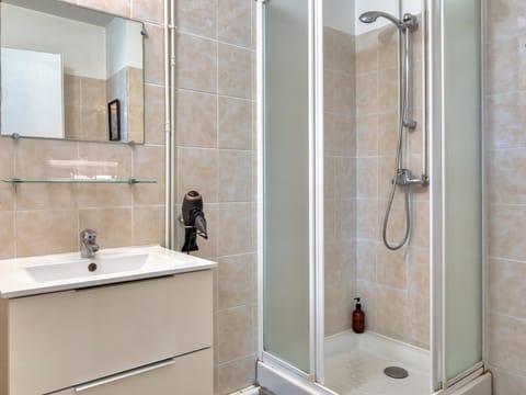 Salle de bain avec douche