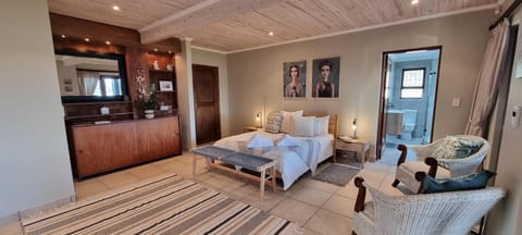 Photo of the whole room
Bedroom
Bed, Decorative details, Ensuite