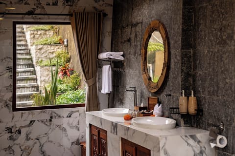 Grand Studio, Balcony, Valley View | Bathroom | Rainfall showerhead, free toiletries, hair dryer, bathrobes