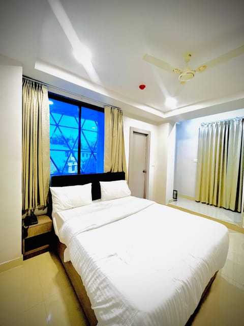 Deluxe Room | Desk