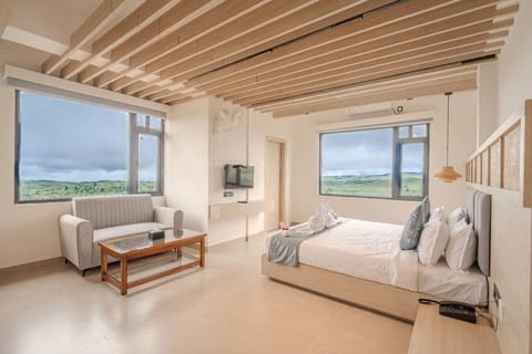 Premium Suite | Desk, free WiFi
