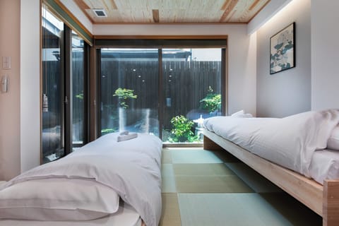 Premier House, 4 Bedrooms | Blackout drapes, iron/ironing board, free WiFi, bed sheets