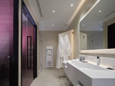 Suite con sauna, bagno turco, doccia emozionale privata e terrazza panoramica | Bathroom | Designer toiletries, hair dryer, bathrobes, slippers
