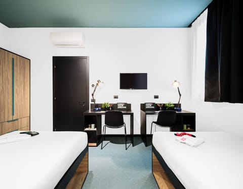 Deluxe Double or Twin Room | Desk, laptop workspace, free WiFi, bed sheets