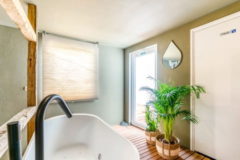 House, 2 Bedrooms, Pets Allowed | Bathroom | Separate tub and shower, free toiletries, hair dryer, soap