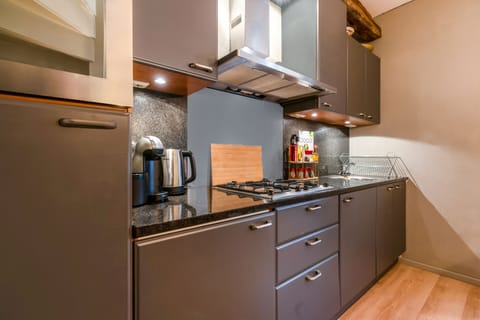 House, 2 Bedrooms, Pets Allowed | Private kitchen | Fridge, microwave, oven, stovetop