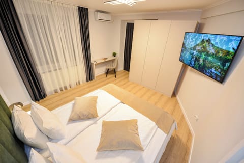 Apartment, 2 Bedrooms, Smoking, Balcony | Living room
