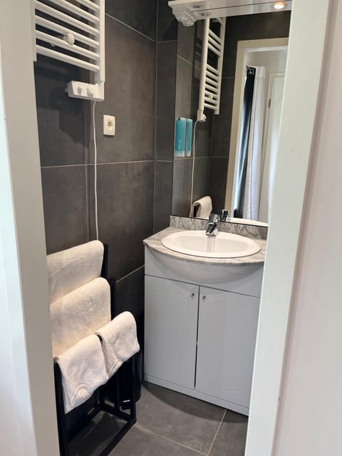 Classic Twin Room | Bathroom | Hair dryer, towels, soap, shampoo