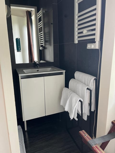 Comfort Double Room, 1 Queen Bed, Garden View | Bathroom | Hair dryer, towels, soap, shampoo