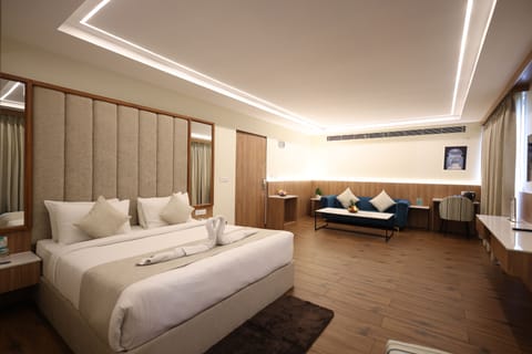 Suite, Non Smoking | Premium bedding, in-room safe, desk, laptop workspace