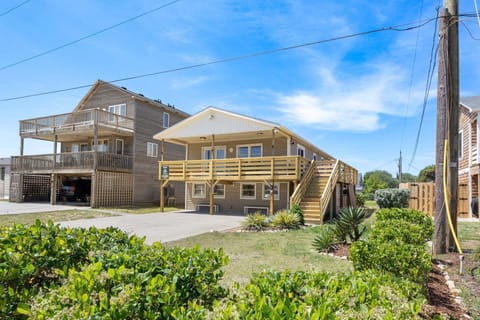 This charming 3-bedroom, 3-bathroom cottage offers the ideal combination of comfort, convenience, and relaxation