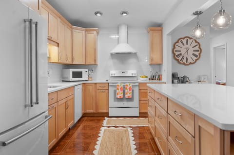 Fully stocked kitchen, including spices & cooking oils