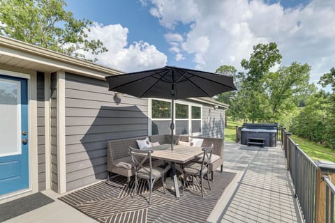 Golden Vacation Rental | 3BR | 2BA | 1,250 Sq Ft | 2 Steps to Enter