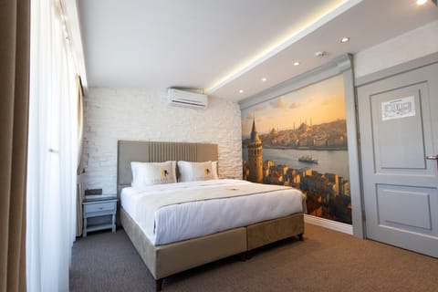 Royal Room, City View, Executive Level | In-room safe, desk, laptop workspace, blackout drapes