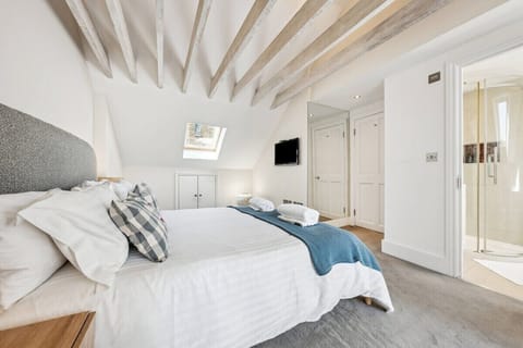 Bright and spacious, the master bedroom offers a comfy bed, fresh linens and its own private bathroom—ideal for added comfort and privacy during your stay.