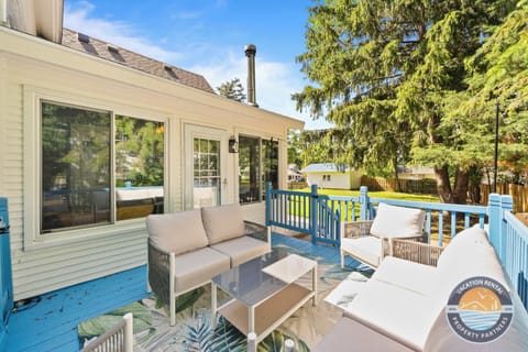 Step into your private outdoor oasis with comfortable seating and fresh air all around. The perfect spot for morning coffee, casual meals, or unwinding after a day out.