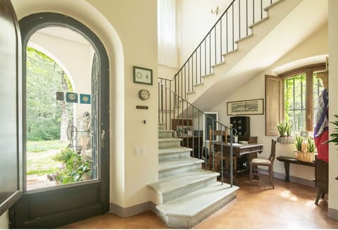 Wall, Interior Design, Flooring, Wood, Furniture, Floor, Home, Lighting, Ceiling, Door