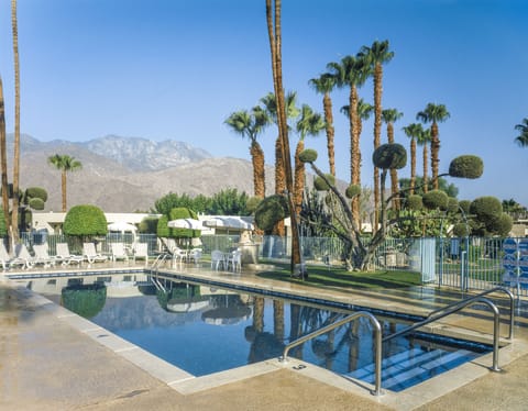 2 outdoor pools