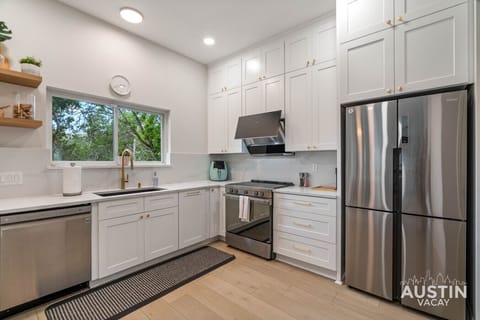 With pro-level appliances and a vented hood on standby, it’s built for long stays and big flavors.