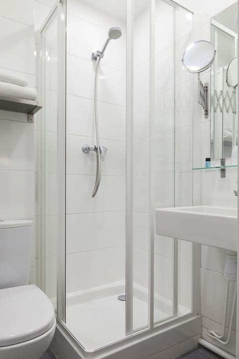 Double Room | Bathroom | Shower, rainfall showerhead, free toiletries, hair dryer