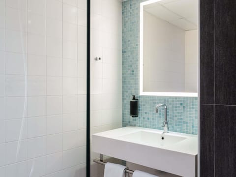 Premium bedding, desk, blackout drapes, soundproofing